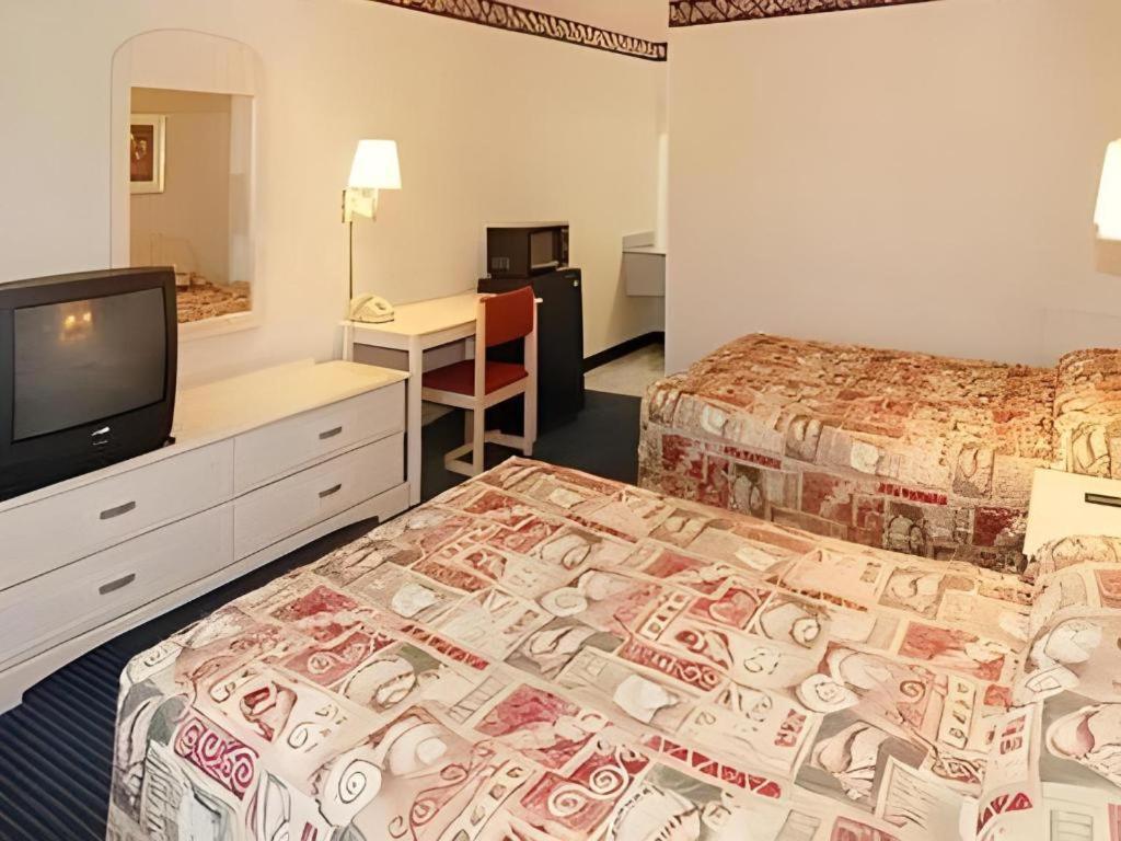 Econo Airport Hotel