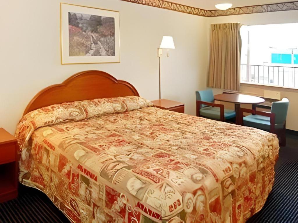 Econo Airport Hotel 2*