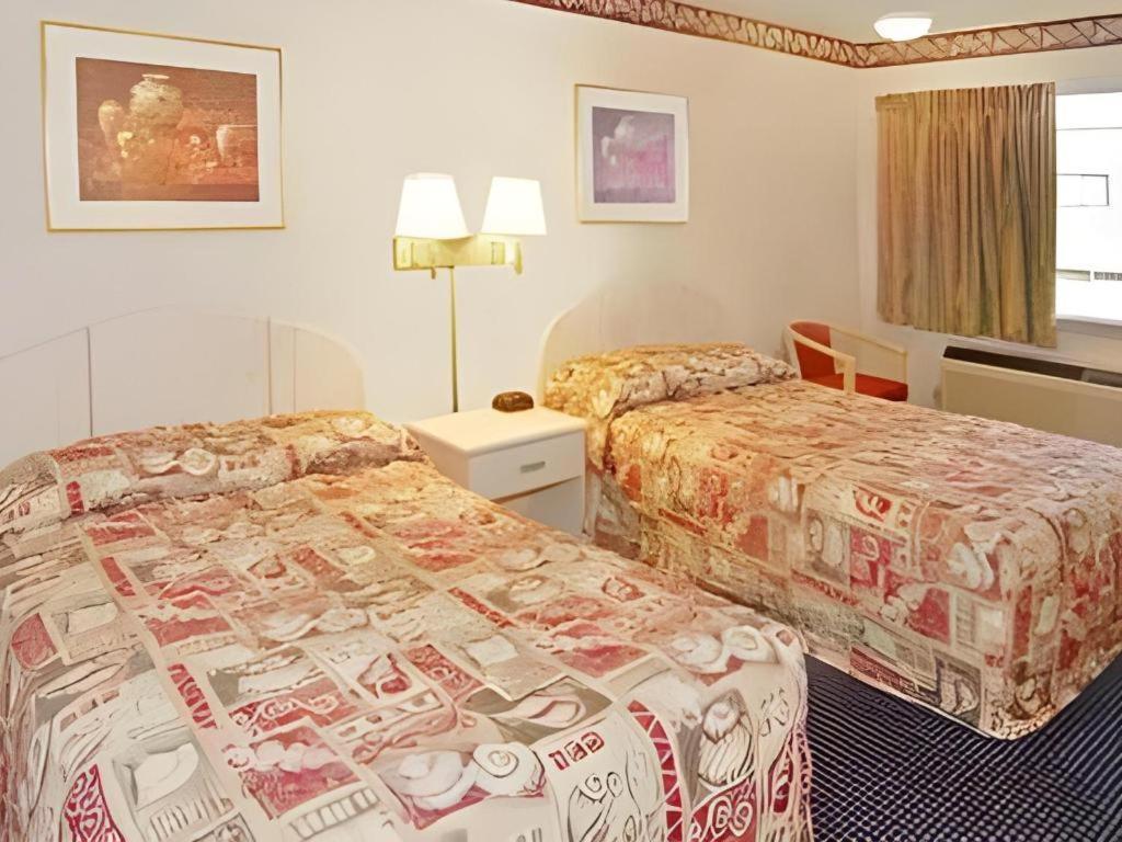 Econo Airport Hotel 2*