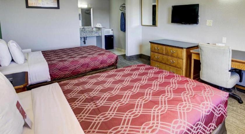 Hotel Econo Airport 2*