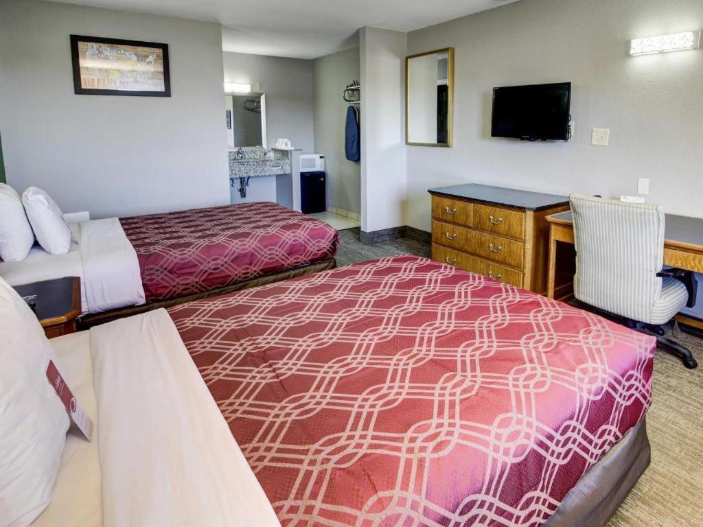 Econo Airport Hotel 2*