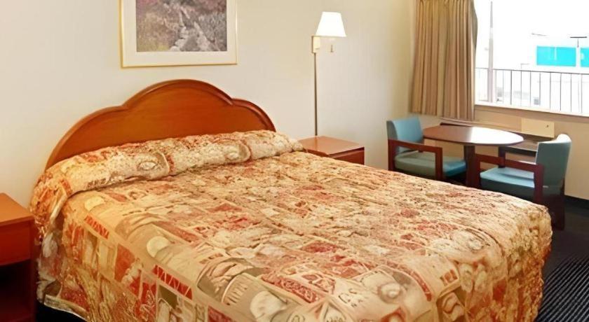 Econo Airport Hotel